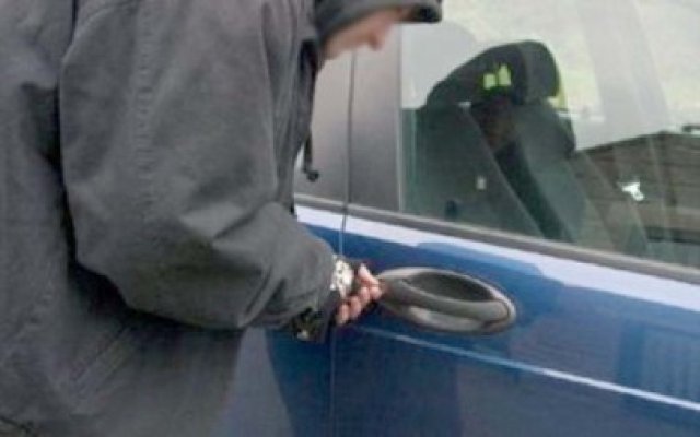 Prins la furat dintr-un autoturism, la Agigea